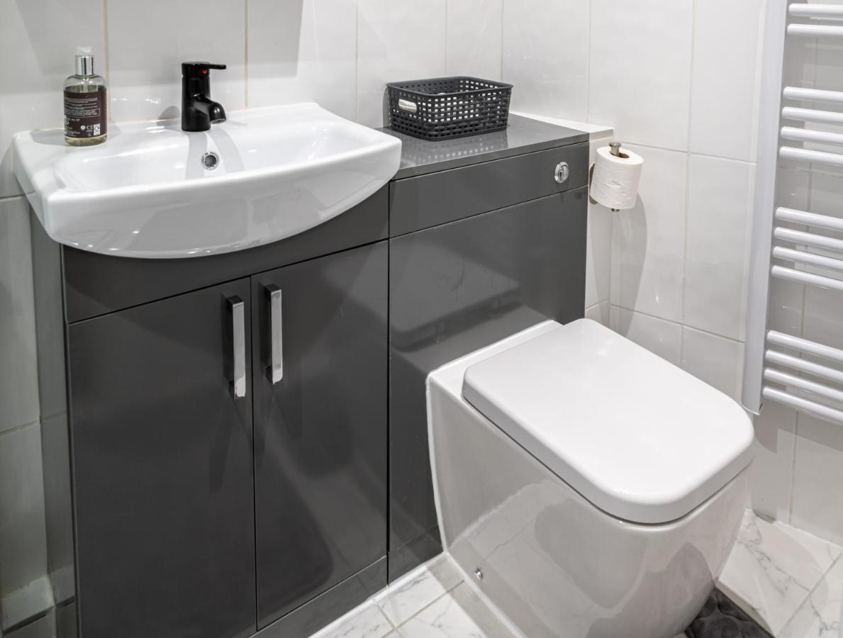 Luxury One Bedroom Guesthouse M6, Junction 10 Walsall Willenhall Exterior photo