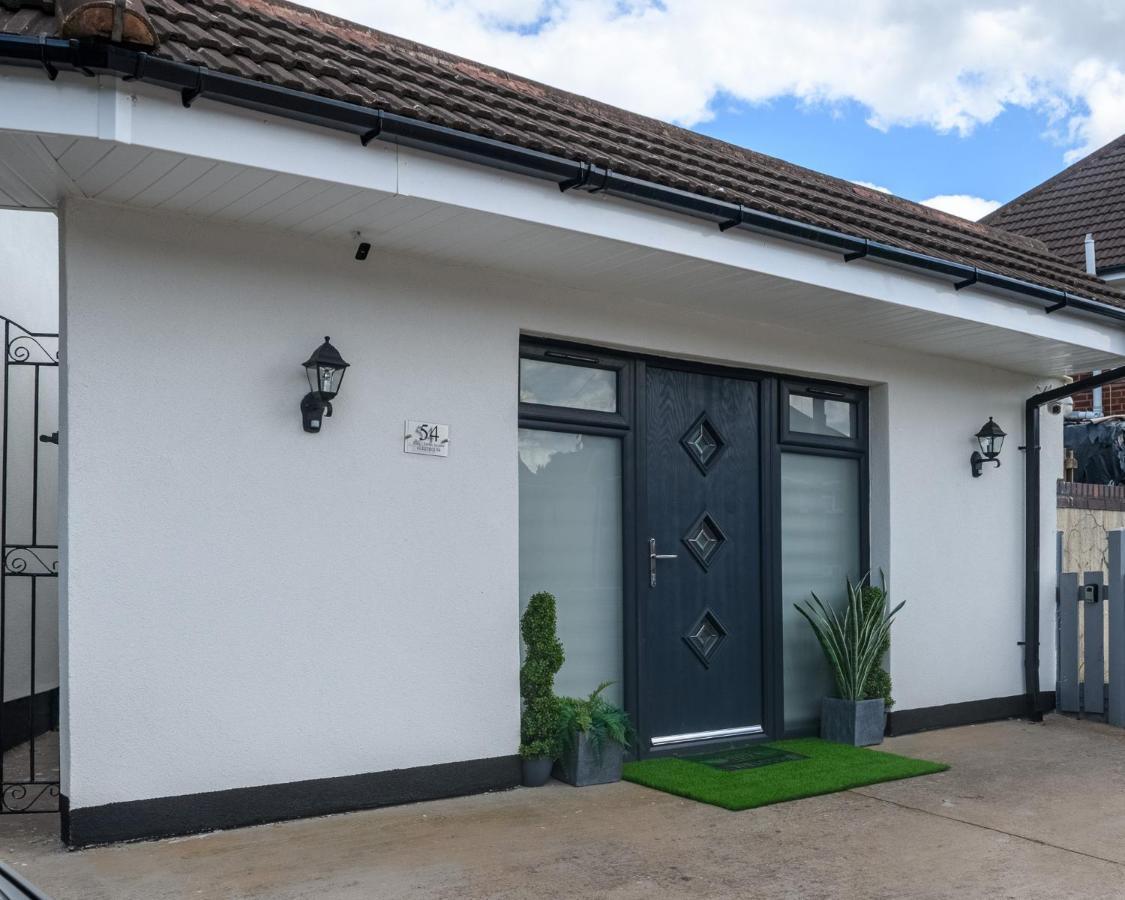 Luxury One Bedroom Guesthouse M6, Junction 10 Walsall Willenhall Exterior photo