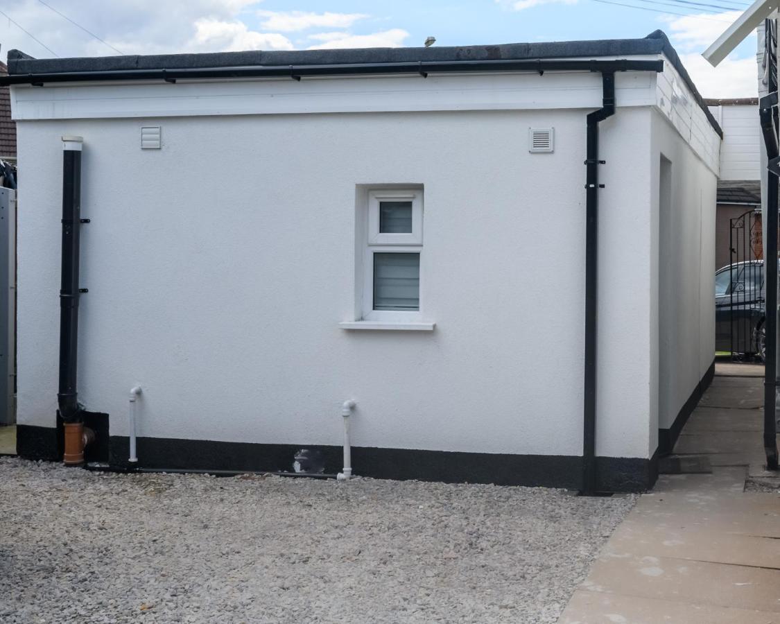 Luxury One Bedroom Guesthouse M6, Junction 10 Walsall Willenhall Exterior photo